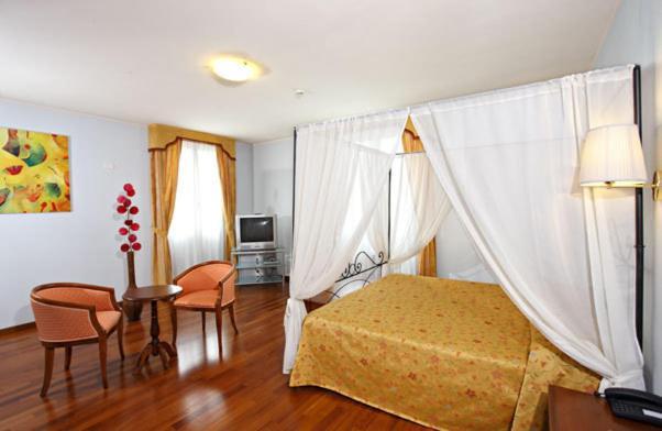 Hotel Gabarda Carpi Chambre photo