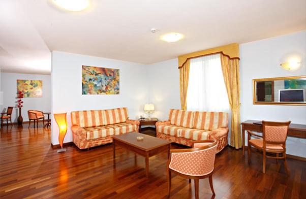 Hotel Gabarda Carpi Extérieur photo